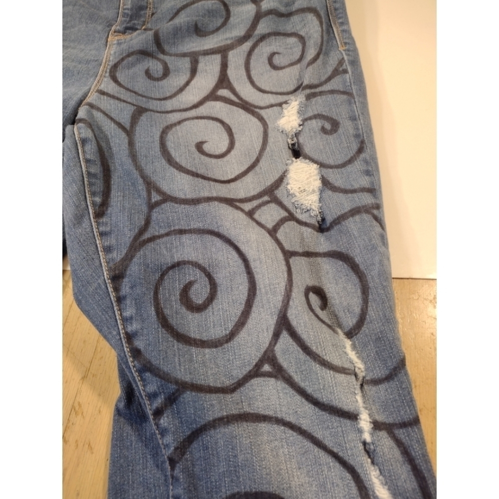 Women's Torrid Blue Skinny Jeans with Black Swirl Design; 18 - Picture 5 of 16
